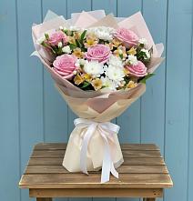 Букет цветов из:  Гвоздики, Орхидеи и Розы в Аркадаке