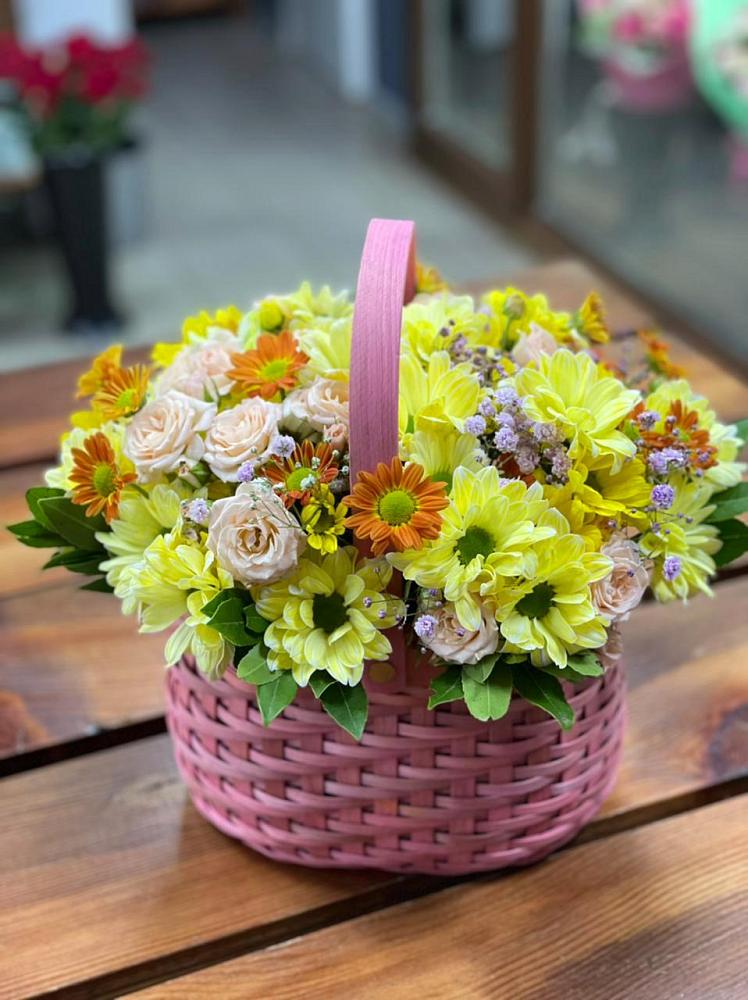 Цветочная композиция из Хризантемы и Розы в корзине в Аркадаке