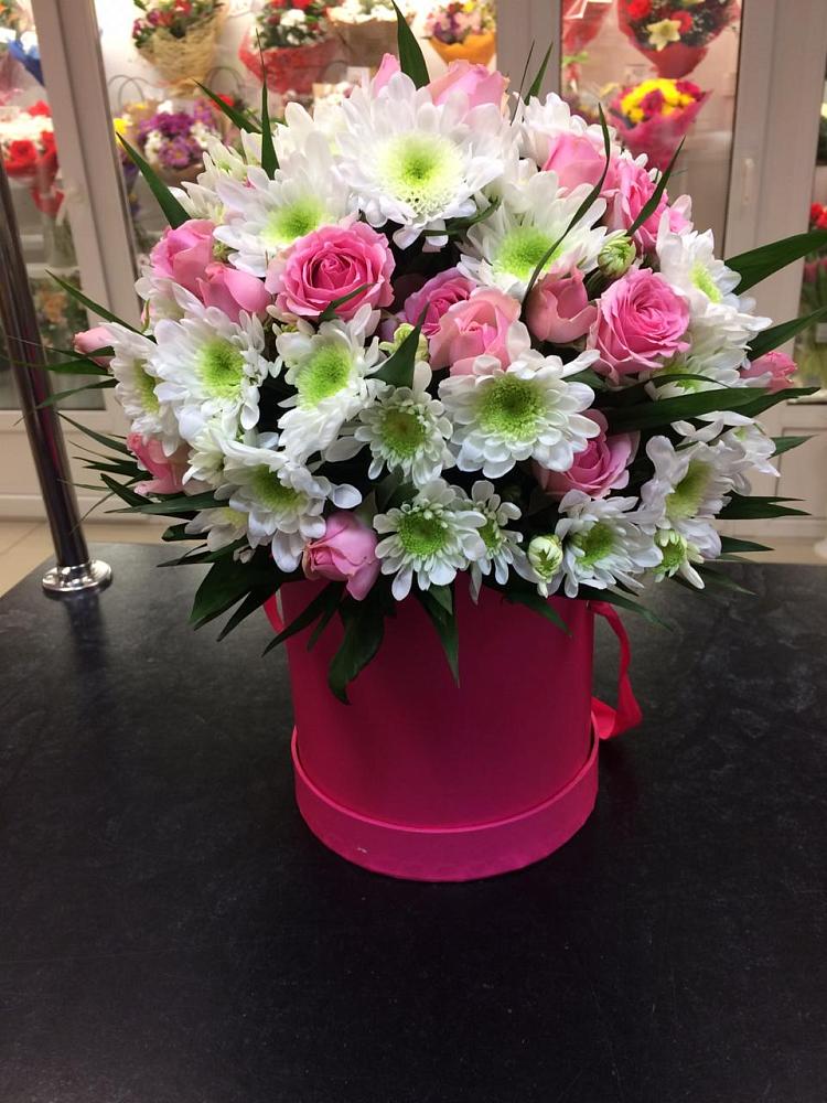 Цветочная композиция из Розы и Хризантемы в шляпной коробке в Аркадаке