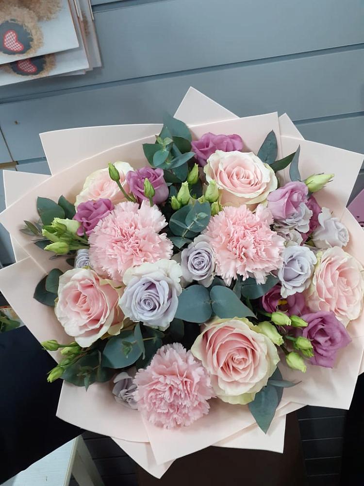 Букет цветов из: Розы, Гвоздики и Лизиантусы в Аркадаке