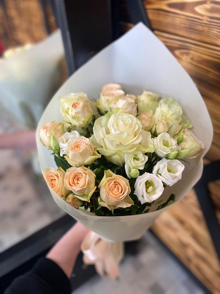 Букет цветов из: Розы и Лизиантусы в Аркадаке